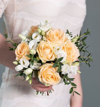 Brudepikebukett med fersken roser